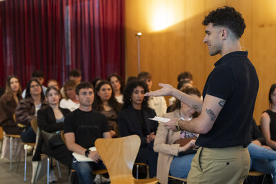 José Mola fue el encargado de presentar el evento final de EmprendeTech FP