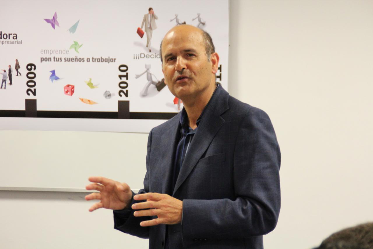 Joaqu�n Ib��ez departamento asistencia emprendedor IMPIVA