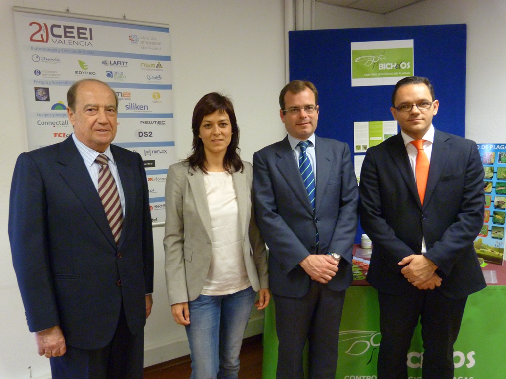 Consuelo Ribas de Bichelos posa junto a su stand durante la visita de Joaqun Ros